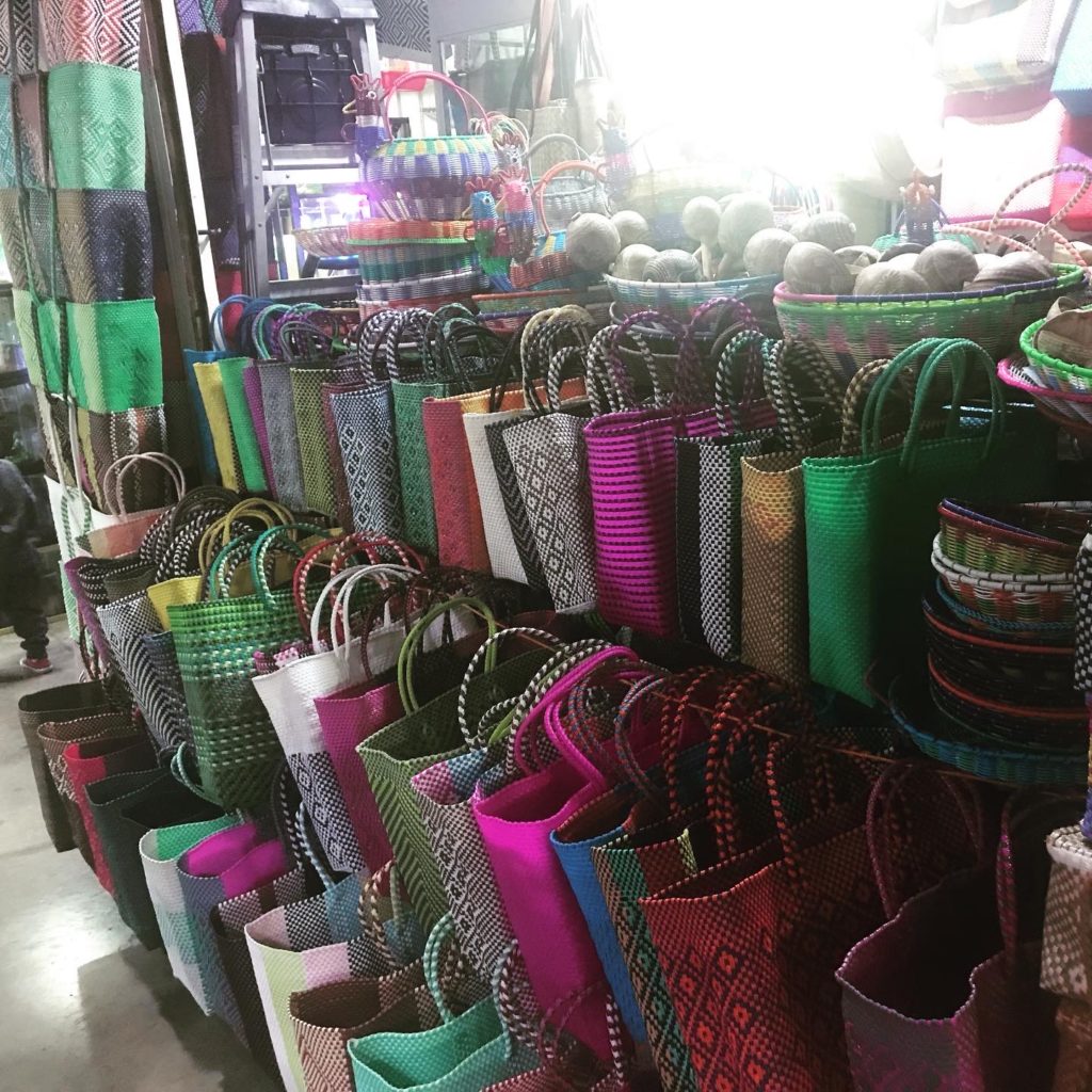 メキシコ オアハカの市場でメルカドバッグを購入！安くてカワイイ 